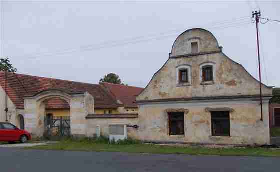 Koupila statek a vrhla se do oprav. Ty ji nakonec stály i byt v Praze